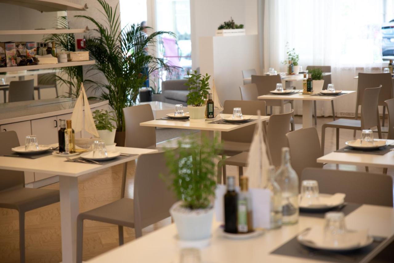 Hotel San Gottardo Riccione Esterno foto