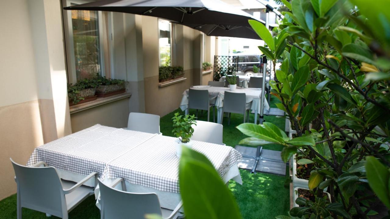 Hotel San Gottardo Riccione Esterno foto